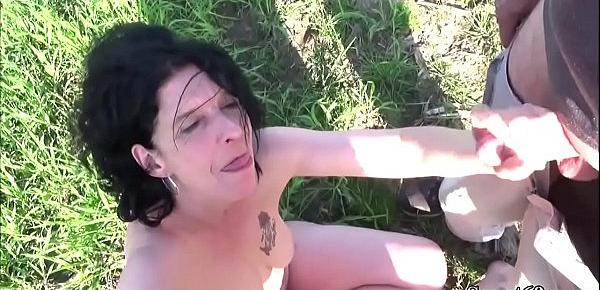 Zwei Jungspunde erwischen MILF nackt Outdoor und ficken sie - Two German Teens Caught MILF naked Public and Seduce to Fuck
